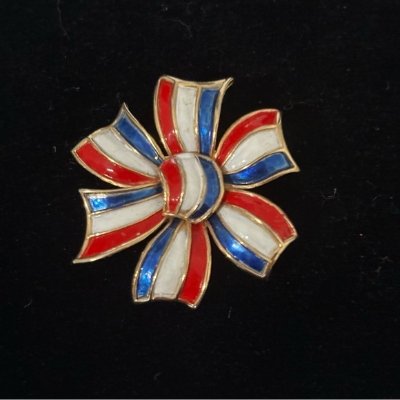 Vintage Crown Trifari patriotic enamel brooch - Picture 2 of 6